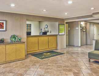 Lobby 2 La Quinta Inn by Wyndham Toledo Perrysburg