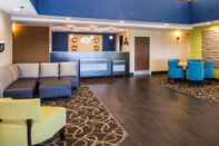 Lobi Comfort Suites Cookeville