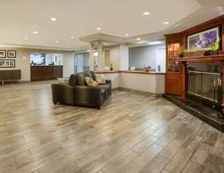 Lobby 2 La Quinta Inn & Suites by Wyndham Cleveland Macedonia