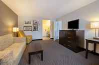 Common Space La Quinta Inn & Suites by Wyndham Cleveland Macedonia