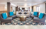 Lobi 4 La Quinta Inn & Suites by Wyndham Cincinnati NE - Mason