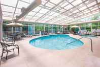 สระว่ายน้ำ La Quinta Inn & Suites by Wyndham Cincinnati NE - Mason