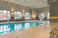 Swimming Pool La Quinta Inn & Suites by Wyndham Detroit Utica