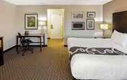 ห้องนอน 5 La Quinta Inn & Suites by Wyndham Milwaukee Delafield