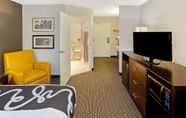Bedroom 7 La Quinta Inn & Suites by Wyndham Milwaukee Delafield