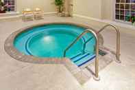 Swimming Pool La Quinta Inn & Suites by Wyndham Milwaukee Delafield