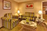 Lobby La Quinta Inn & Suites by Wyndham Plattsburgh