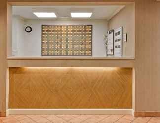 Lobby 2 La Quinta Inn & Suites by Wyndham Lakeland East