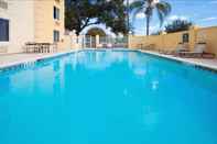 Swimming Pool La Quinta Inn & Suites by Wyndham Lakeland East