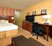 Bedroom 7 Courtyard by Marriott Beckley