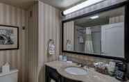 Phòng tắm bên trong 6 Hampton Inn Pittsburgh/Monroeville