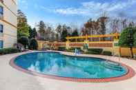 Swimming Pool La Quinta Inn & Suites by Wyndham Raleigh Crabtree