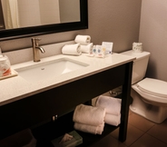 ห้องน้ำภายในห้อง 4 Comfort Inn Kent - Seattle