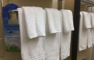 In-room Bathroom 7 Days Inn By Wyndham Lexington/Columbia