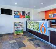 Lobby 3 Motel 6 Pendleton, OR - West