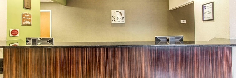 Lobi Sleep Inn & Suites