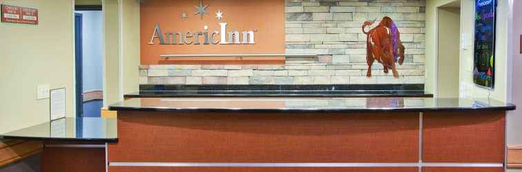 Lobby AmericInn by Wyndham Grand Forks