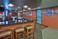 Bar, Cafe and Lounge AmericInn by Wyndham Grand Forks