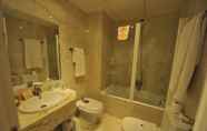 In-room Bathroom 6 Hotel Puerta de Segovia