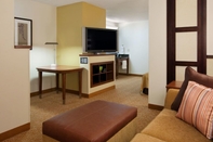 Common Space Hyatt Place Milwaukee Airport