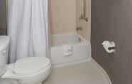 In-room Bathroom 7 SpringHill Suites by Marriott Charlotte Concord Mills Spdwy