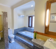 In-room Bathroom 3 Sawai Madhopur Lodge – IHCL SeleQtions