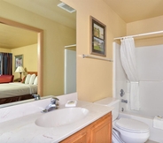 In-room Bathroom 6 Americas Best Value Inn Lakewood Tacoma S
