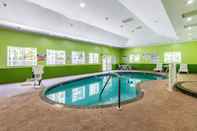 Swimming Pool Red Roof Inn PLUS+ & Suites Savannah - I-95