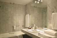 In-room Bathroom Apartamentos Mendebaldea Suites