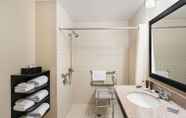 In-room Bathroom 7 Wingate by Wyndham Lexington