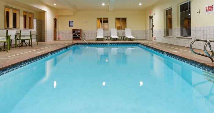 Swimming Pool Holiday Inn Express & Suites Canyonville