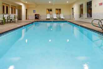 สระว่ายน้ำ Holiday Inn Express & Suites Canyonville