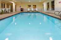 สระว่ายน้ำ Holiday Inn Express & Suites Canyonville