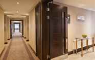 Lobi 5 Doubletree by Hilton Hotel Woking