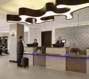 Lobi 2 Doubletree by Hilton Hotel Woking