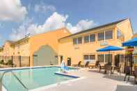 Swimming Pool Quality Inn & Suites Georgetown - Seaford