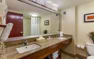 ห้องน้ำภายในห้อง 6 Comfort Suites Manassas Battlefield Park