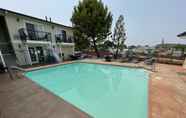 Kolam Renang 4 Best Western Cedar Inn & Suites