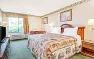 Bedroom 5 Days Inn by Wyndham Louisburg