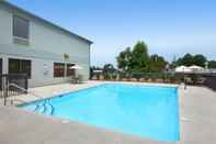 Swimming Pool Days Inn by Wyndham Louisburg