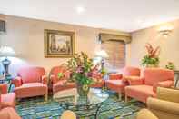 Lobby Days Inn by Wyndham Louisburg