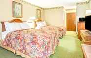 Bedroom 4 Days Inn by Wyndham Louisburg
