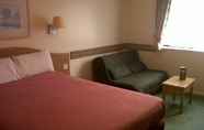 Bedroom 7 Days Inn by Wyndham Michaelwood M5