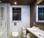 Toilet Kamar 6 AC Hotel by Marriott Birmingham