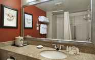 In-room Bathroom 2 Wingate by Wyndham Chantilly / Dulles Airport