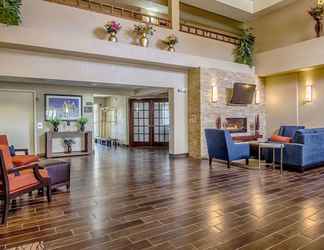 Lobby 2 Comfort Inn & Suites Grafton - Cedarburg