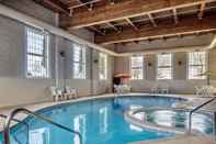 Swimming Pool Comfort Inn & Suites Grafton - Cedarburg