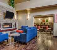 Lobby 5 Comfort Inn & Suites Grafton - Cedarburg