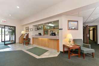 Lobi 4 Americas Best Value Inn Tahquamenon Country