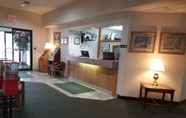 Lobi 2 Americas Best Value Inn Tahquamenon Country